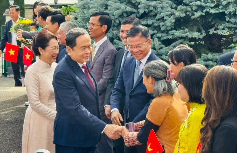 Chủ tịch Quốc hội Trần Thanh Mẫn, Phu nhân gặp gỡ cộng đồng người Việt Nam tại Thụy Sĩ. chuc3.jpg