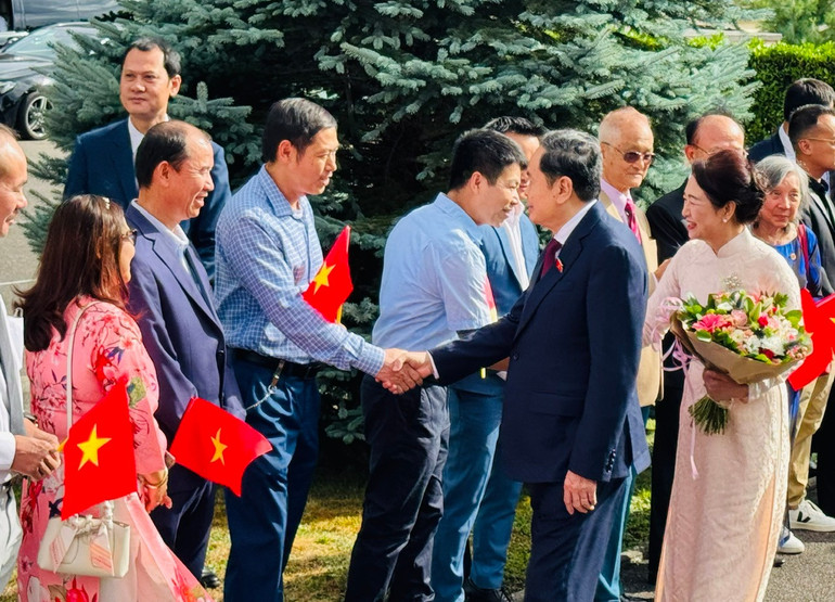 Chủ tịch Quốc hội Trần Thanh Mẫn, Phu nhân gặp gỡ cộng đồng người Việt Nam tại Thụy Sĩ. chuc2.jpg