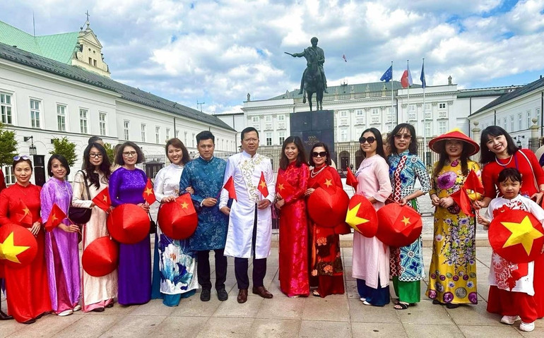 Cán bộ nhân viên Đại sứ quán Việt Nam tại Ba Lan tham gia sự kiện, (Ảnh: Đại sứ quán Việt Nam tại Ba Lan) dai-su-phu-nhan-va-can-bo-nhan-vien-dsq-trong-trang-phuc-truyen-thong.jpg