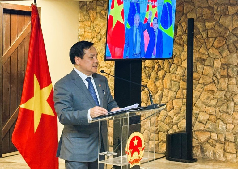 Đại sứ Bùi Văn Nghị phát biểu tại họp báo. (Ảnh: Đại sứ quán Việt Nam tại Brazil) ds-phat-bieu-5479.jpg
