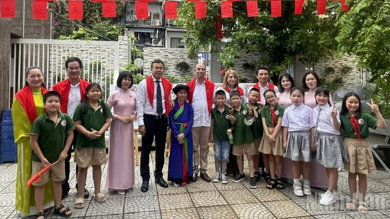 Đại sứ Cuba tại Việt Nam Rogelio Polanco Fuentes và các đại biểu chụp ảnh với thầy cô giáo và học sinh Trường tiểu học Việt Nam-Cuba. ndo_br_trienlam3-8324.jpg