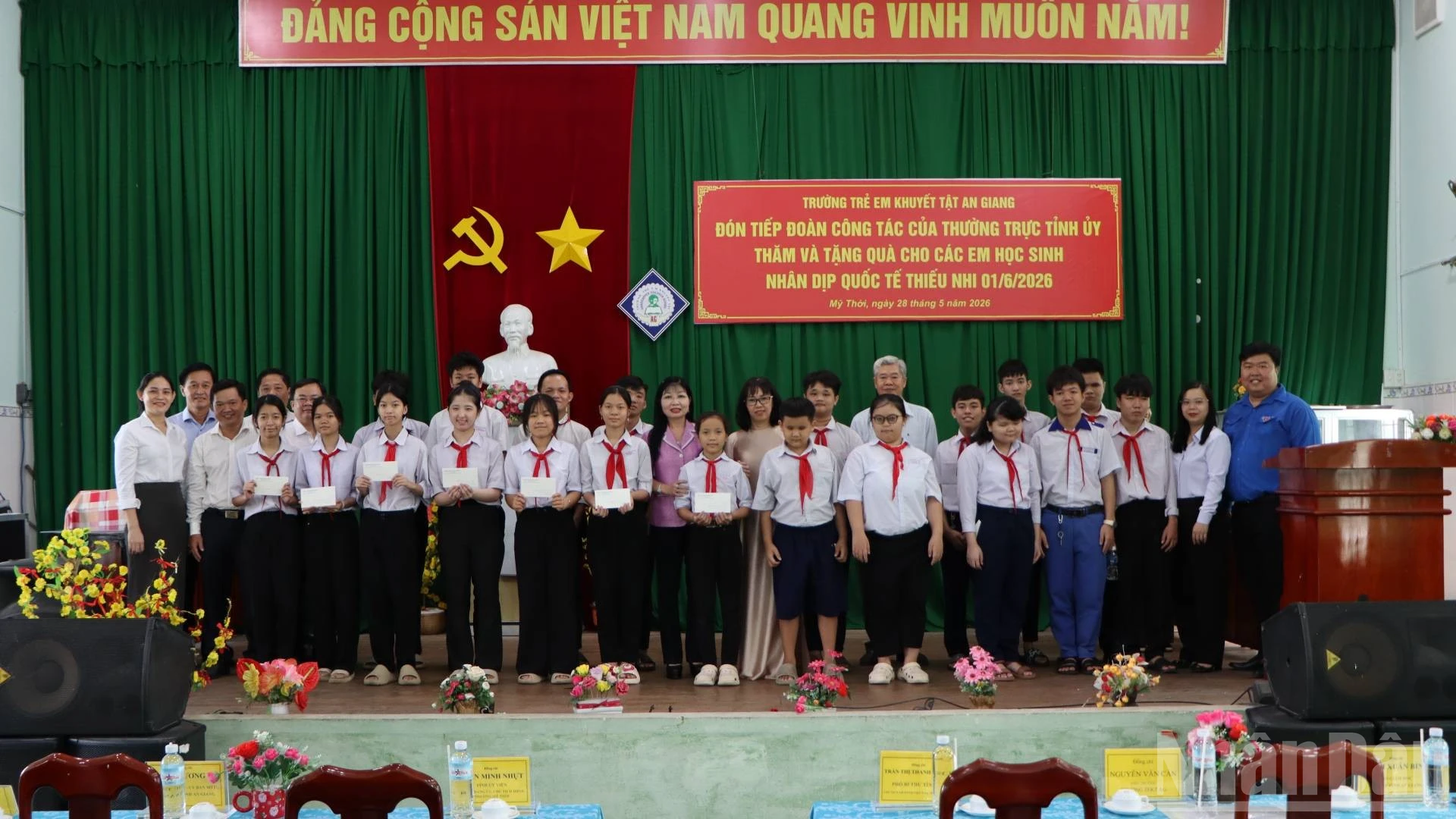 Lãnh đạo tỉnh An Giang thăm và tặng quà Trường Trẻ em khuyết tật nhân dịp 1/6