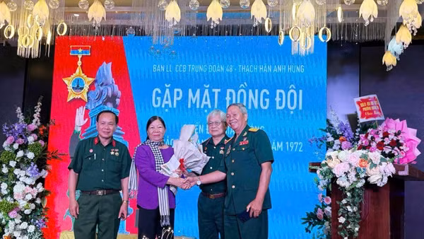 Trung tướng Đỗ Phúc Hưng (thứ 2 phải qua) cùng các đồng đội gặp gỡ nhân chứng là người địa phương tham gia chiến dịch.