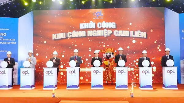 Các đại biểu thực hiện nghi thức khởi công dự án Khu công nghiệp Cam Liên, tỉnh Quảng Trị chào mừng Đại hội XIV của Đảng.