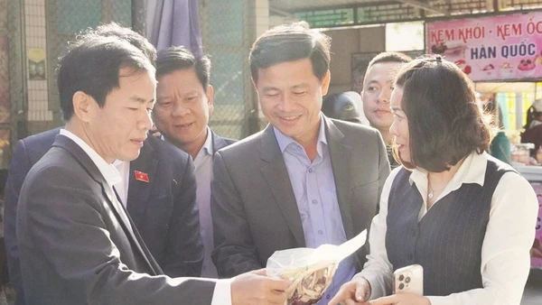 Đồng chí Nguyễn Văn Phương, Bí thư Tỉnh ủy Quảng Trị và các đại biểu tham quan các gian hàng, sản vật địa phương được bày bán tại chợ phiên Biên giới Lao Bảo.