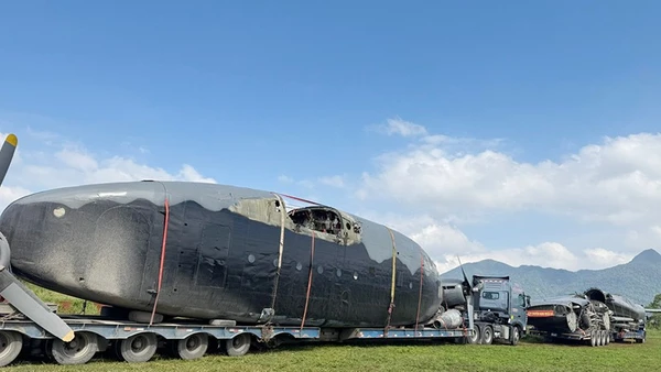 Hiện vật máy bay C119 vừa được đưa về để lắp ráp, trưng bày đón khách ở Di tích sân bay Tà Cơn.
