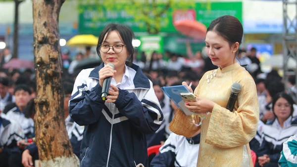 Học sinh đặt câu hỏi gửi đến Ban tổ chức.