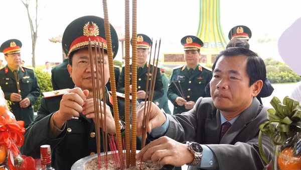 Ủy viên Trung ương Đảng, Bí thư Tỉnh ủy Quảng Trị Nguyễn Văn Phương dâng hương tri ân các Anh hùng liệt sĩ ở Di tích lịch sử quốc gia Bến phà II Long Đại. 