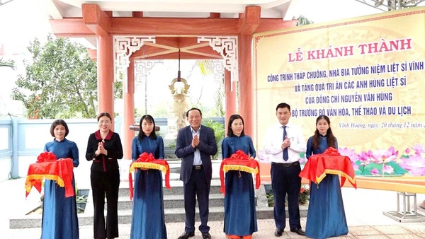 Đồng chí Nguyễn Văn Hùng cùng lãnh đạo xã Vĩnh Hoàng cắt băng khánh thành công trình.