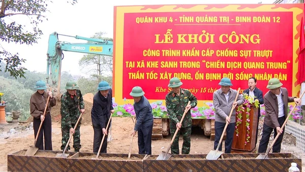 Các đồng chí lãnh đạo tỉnh Quảng Trị, Quân khu IV thực hiện nghi thức khởi công công trình khẩn cấp chống sạt, lở ở xã Khe Sanh.