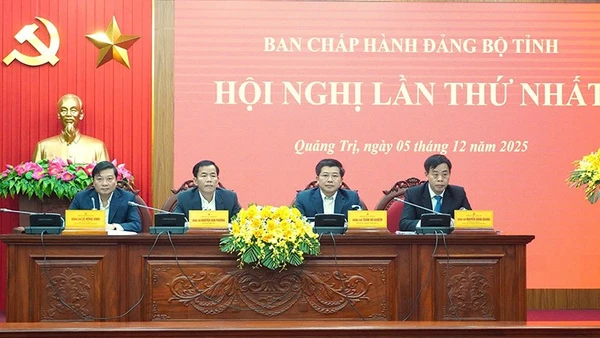 Các đồng chí lãnh đạo tỉnh Quảng Trị chủ trì hội nghị.