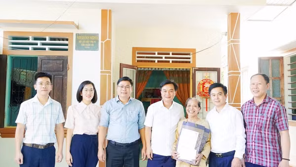 Lãnh đạo tỉnh Quảng Trị và xã Vĩnh Linh thăm bà Nguyễn Thị Dỏ, vợ liệt sĩ Nguyễn Văn Sơn.