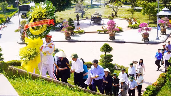 Các đại biểu tri ân các Anh hùng liệt sĩ tại Di tích quốc gia đặc biệt Thành Cổ Quảng Trị.