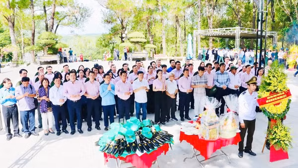 Đoàn đại biểu Ngân hàng Chính sách xã hội Việt Nam dâng hương tri ân các Anh hùng liệt sĩ tại Nghĩa trang Liệt sĩ quốc gia Trường Sơn. 