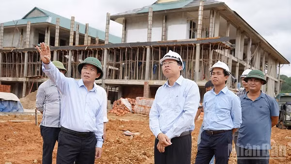 Bí thư Tỉnh ủy Quảng Trị Nguyễn Văn Phương kiểm tra tiến độ hoàn thành Trường nội trú tiểu học và trung học cơ sở Đakrông.