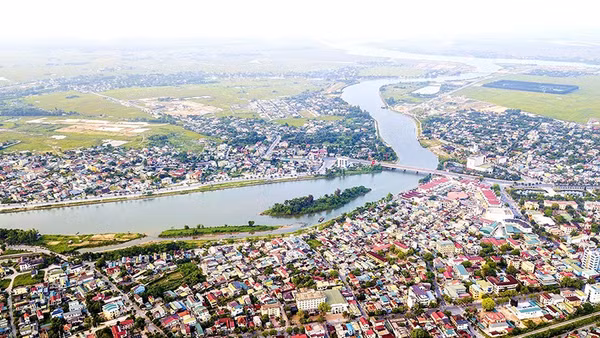 Phường Đông Hà, nhìn từ trên cao, sông Hiếu đầy năng lượng chảy qua trung tâm đô thị.