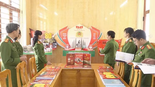 Phòng Cảnh sát Quản lý hành chính về trật tự xã hội tổ chức chấm bài dự thi Cuộc thi “Tìm hiểu 80 năm ngày truyền thống lực lượng Cảnh sát quản lý hành chính về trật tự xã hội” và tham gia dự thi đạt giải Ba của Bộ Công an. 