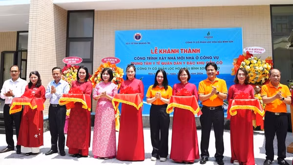 Thực hiện nghi thức cắt băng khánh thành Trung tâm Y tế Quân dân y đặc khu Cồn Cỏ.