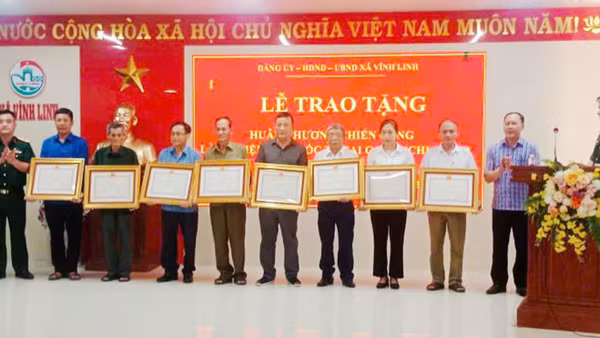 Phần thưởng cao quý dành bộ đội tình nguyện xã Vĩnh Linh.