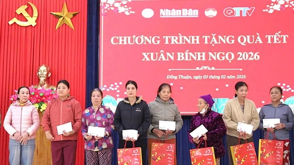 Báo Nhân Dân phối hợp các đơn vị tặng quà Tết cho những người dân yếu thế ở Quảng Trị.