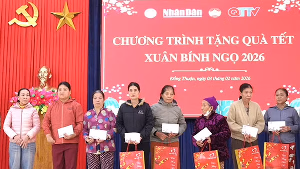 Báo Nhân Dân phối hợp các đơn vị tặng quà Tết cho những người dân yếu thế ở Quảng Trị.