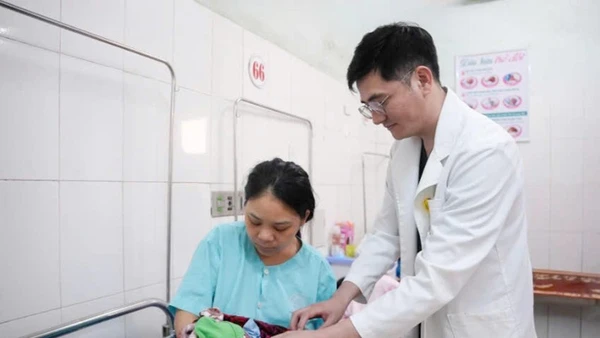 Bác sĩ khoa Phụ sản giành lại sự sống cho mẹ con sản phụ xuất huyết buồng ối hiếm gặp.