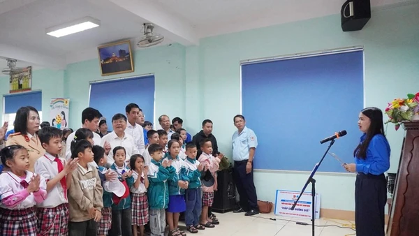 Bí thư Tỉnh đoàn Quảng Trị Trần Thị Thu phát biểu tại Lễ ra quân Tháng Thanh niên năm 2026.