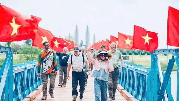 Du khách quốc tế rất thích thú khi trải nghiệm đi qua di tích cầu Hiền Lương lịch sử.