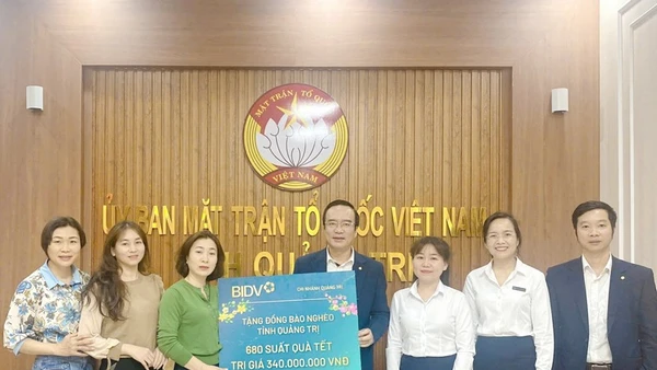 BIDV Quảng Trị trao bảng tượng trưng trặng quà Tết trị giá 340 triệu đồng.
