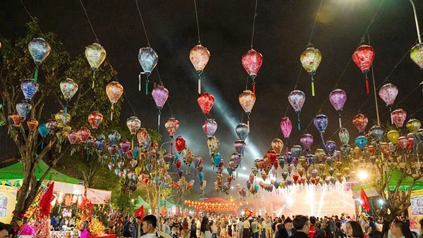 Không gian Tết ở phố Hoàng Hữu Chấp trở nên nhộn nhịp, ấm áp.