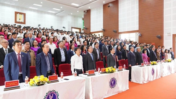 Các đại biểu thực hiện nghi thức chào cờ.