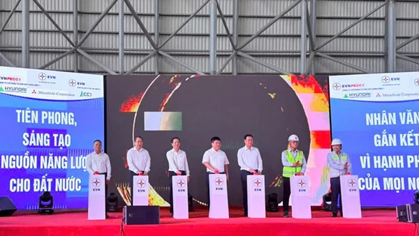 Bấm nút đốt dầu lần đầu lò hơi Tổ máy số 1 dự án Nhà máy nhiệt điện Quảng Trạch I.