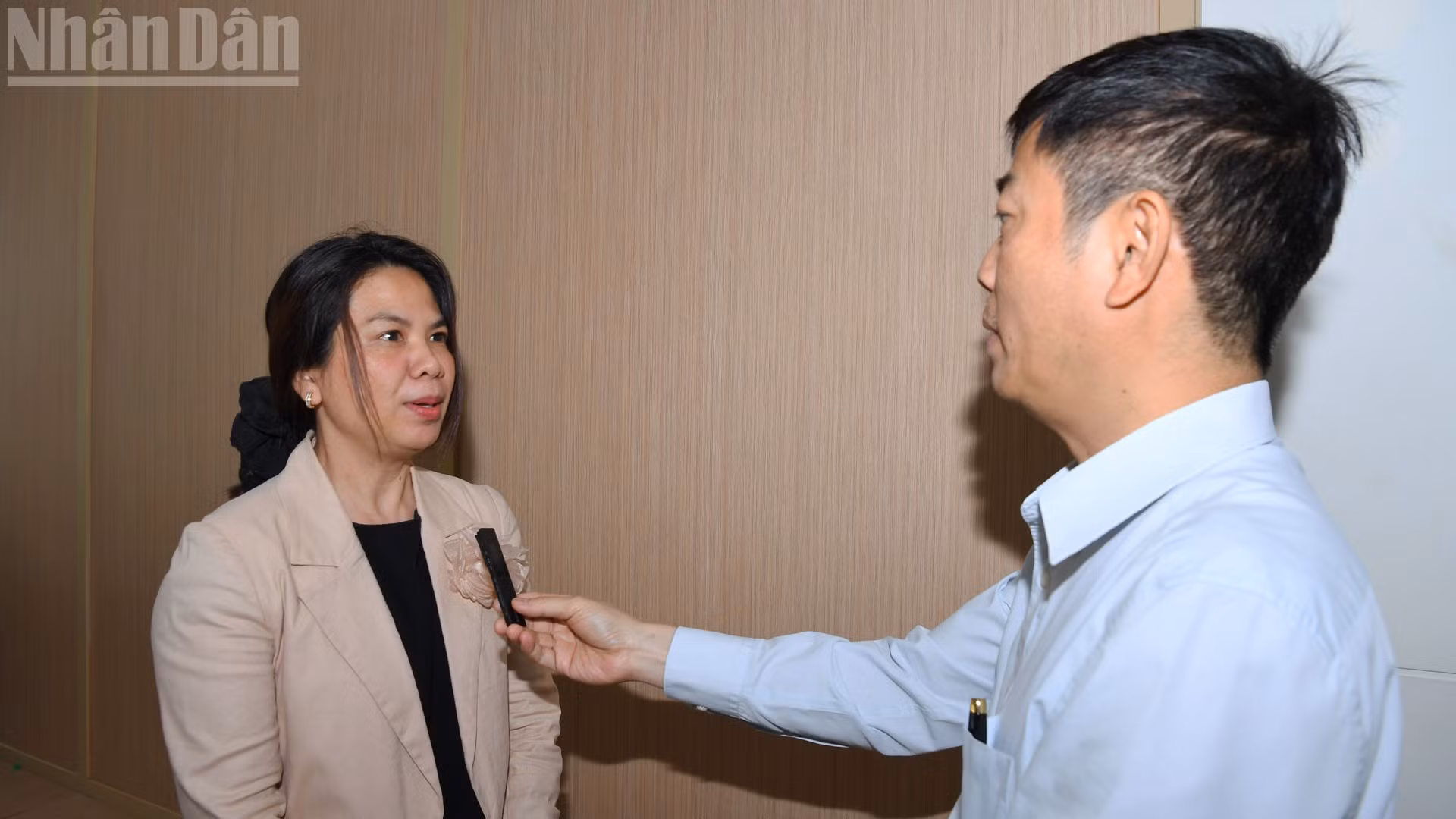 Phó Giáo sư, Tiến sĩ Thananan Boonwanna trả lời phỏng vấn phóng viên Báo Nhân Dân thường trú tại Thái Lan. (Ảnh: MINH THẮNG)
