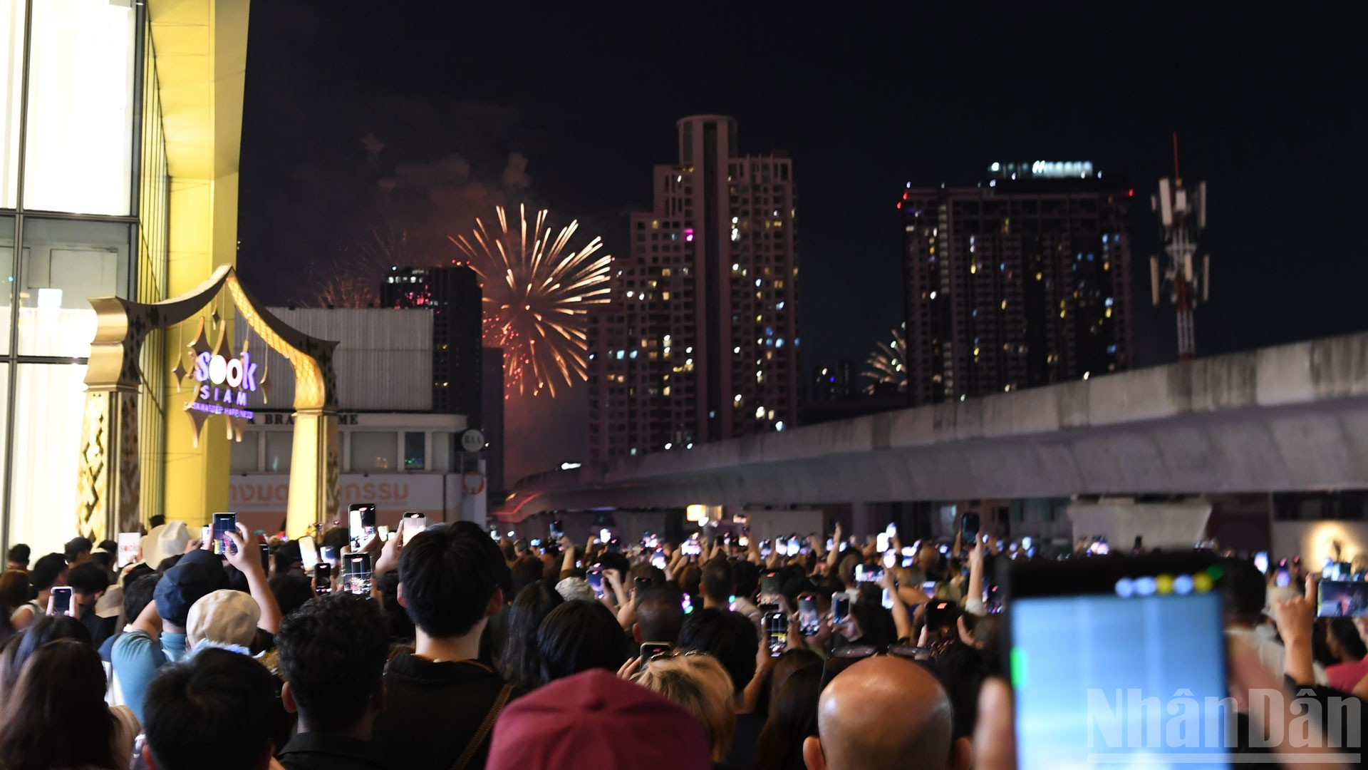 Du khách tại một điểm bắn pháo hoa chào đón năm mới 2026. (Ảnh: XUÂN SƠN)