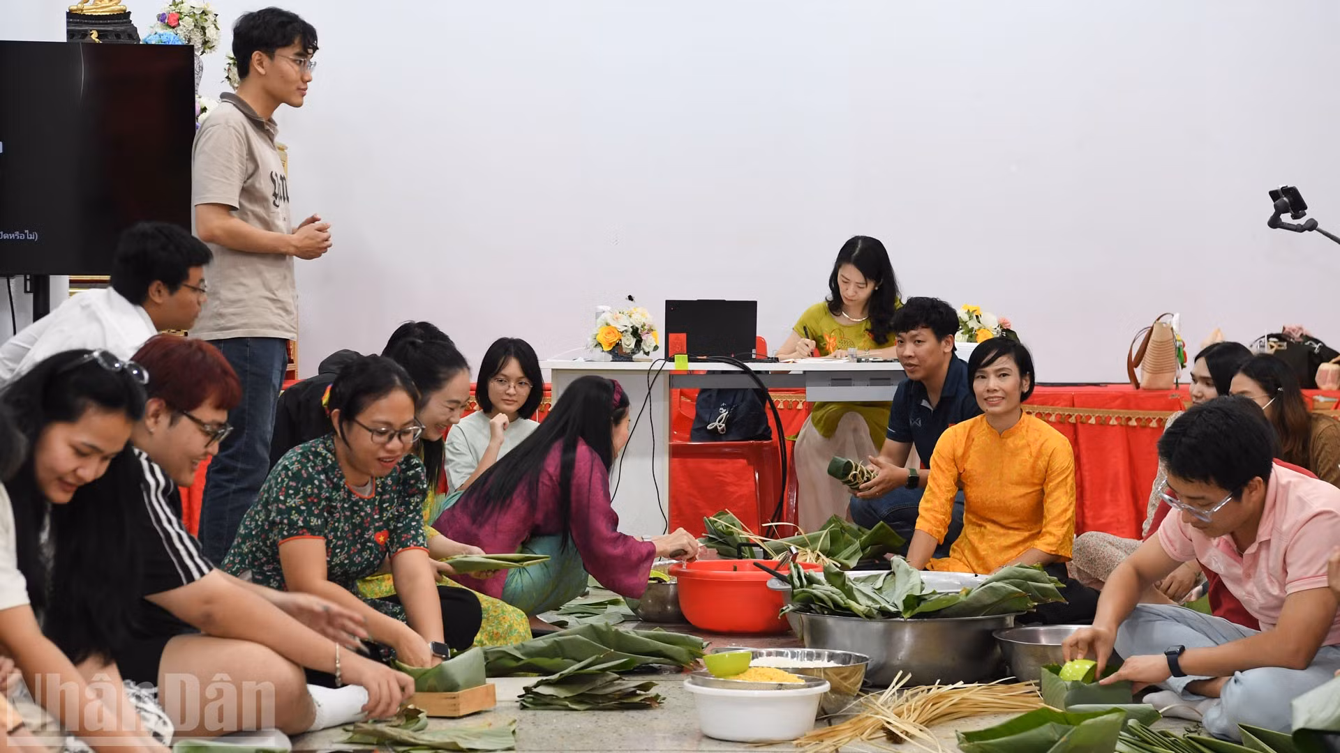 Sinh viên Việt Nam tại Thái Lan gói bánh chưng ngày sát Tết tại chùa Phổ Phước, Bangkok. (Ảnh: XUÂN SƠN)