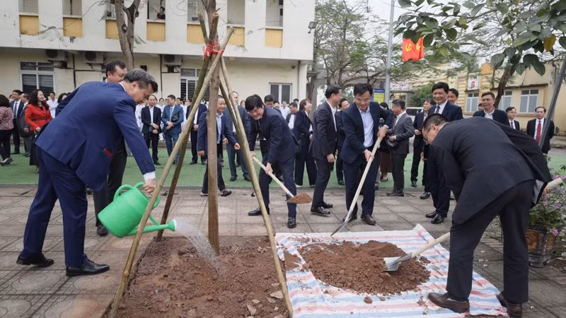 Lãnh đạo Sở Y tế và các đơn vị y tế trên địa bàn thành phố Hà Nội trồng cây xanh trong khuôn viên Bệnh viện đa khoa Mê Linh (Sở Y tế Hà Nội) tại Lễ phát động Tết trồng cây “Đời đời nhớ ơn Bác Hồ”.