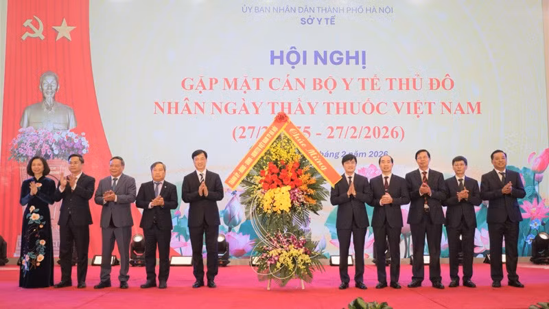 Đồng chí Nguyễn Duy Ngọc, Ủy viên Bộ Chính trị, Bí thư Thành ủy Hà Nội và lãnh đạo Ủy ban nhân dân thành phố Hà Nội trao tặng lẵng hoa chúc mừng cho tập thể lãnh đạo Sở Y tế Hà Nội.