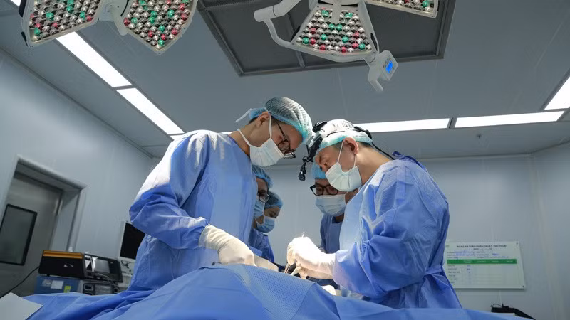 Các y, bác sĩ Khoa Phẫu thuật Tạo hình Thẩm mỹ và Tái tạo (Bệnh viện Đại học Y Dược) phẫu thuật cho bệnh nhân V bị người thân cắn đứt môi.
