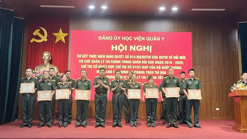 Lãnh đạo Đảng ủy, Ban Giám đốc Học viện Quân y trao Bằng khen cho các đơn vị, cá nhân tại hội nghị.