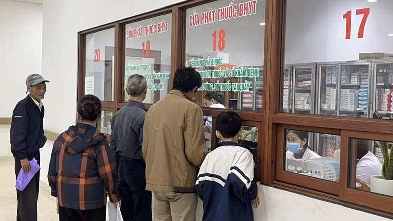 Các cơ sở y tế bảo đảm cung ứng đầy đủ, nhất là đối với thuốc thiết yếu và thuốc cấp cứu cho người dân khi đến khám, chữa bệnh tại đơn vị .