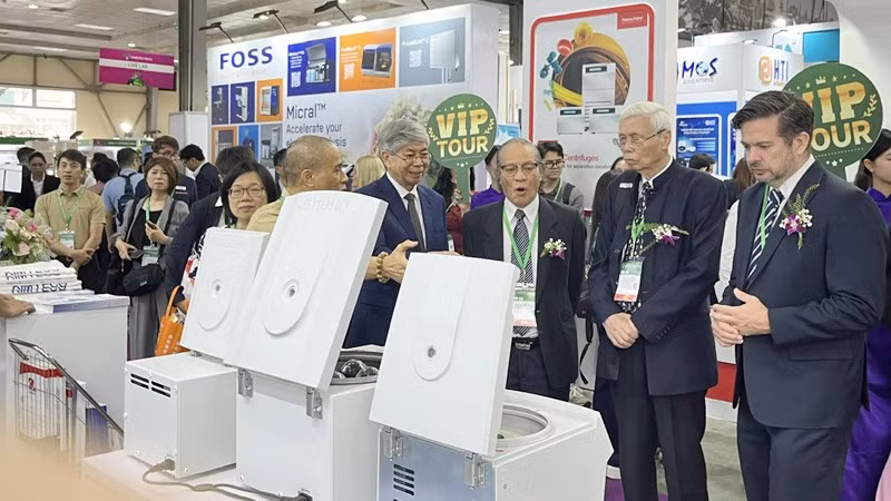 Các đại biểu tham quan các gian hàng trưng bày tại Analytica Hanoi 2026.