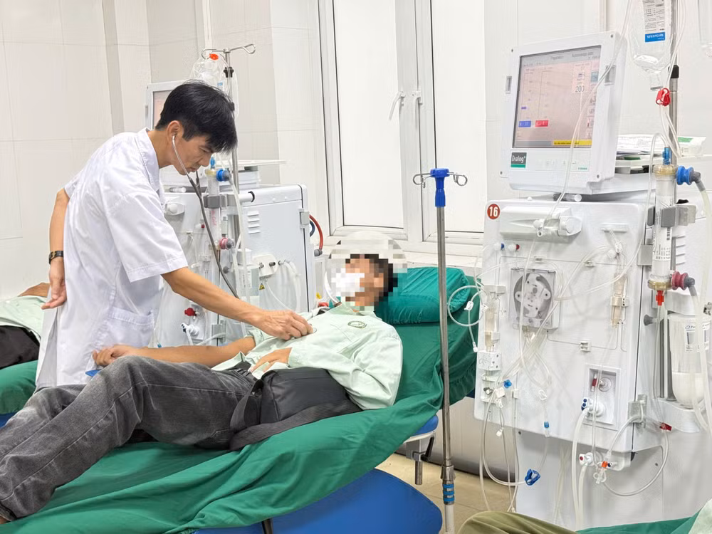 Các y, bác sĩ chăm sóc bệnh nhân chạy thận tại Bệnh viện đa khoa Mỹ Đức (thành phố Hà Nội). (Ảnh: THẮNG ĐẠT)