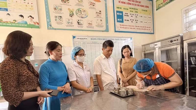 Các cơ quan chức năng kiểm tra vệ sinh an toàn thực phẩm tại các bếp ăn tập thể tại trường học trên địa bàn Hà Nội.