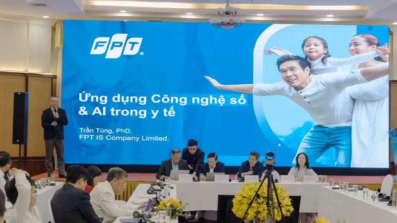 Đại diện Tập đoàn FPT chia sẻ thông tin ứng dụng trí tuệ nhân tạo trong chăm sóc sức khỏe tại hội thảo.