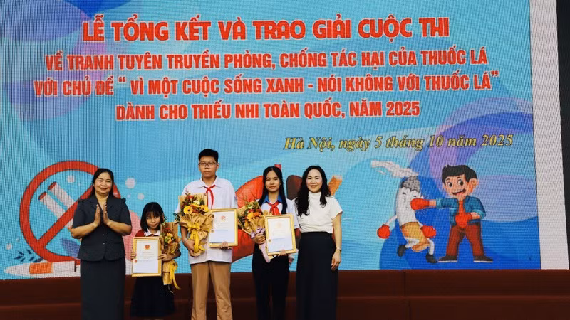 Trao giải cho các tác giải tham dự Cuộc thi về tranh tuyên truyền phòng, chống tác hại của thuốc lá năm 2025