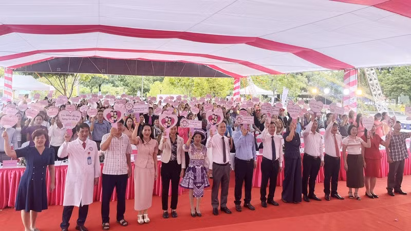 Lãnh đạo Bộ Y tế, Ủy ban nhân dân, Hội đồng nhân dân tỉnh Lào Cai và các đại biểu tham gia Lễ phát động Tuần lễ làm mẹ an toàn năm 2025.
