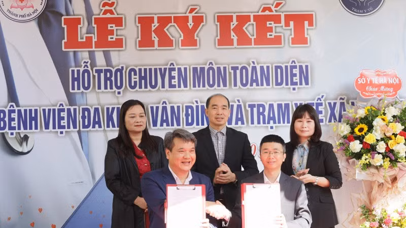 Lãnh đạo Bệnh viện đa khoa Vân Đình và Trạm Y tế xã Vân Đình ký kết hỗ trợ chuyên môn giữa hai đơn vị.