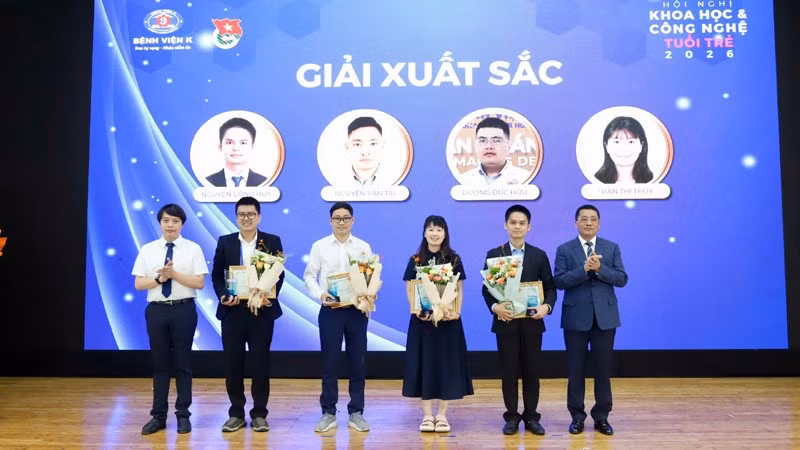 Giáo sư, Tiến sĩ Lê Văn Quảng, Giám đốc Bệnh viện K trao thưởng cho các tác giả đoạt Giải xuất sắc tại hội nghị.
