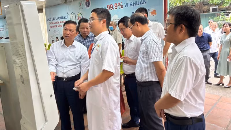 Hội đồng thẩm định tiến hành kiểm tra, khảo sát cơ sở hạ tầng trang thiết bị để triển khai bệnh án điện tử.