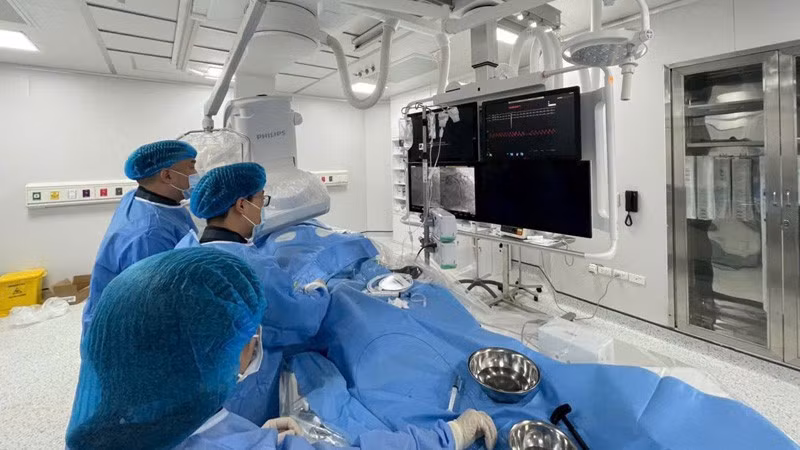Các y, bác sĩ Khoa Nội tim mạch (Bệnh viện đa khoa Hà Đông) tiến hành can thiệp động mạch vành cho người bệnh (Ảnh: Bệnh viện cung cấp)